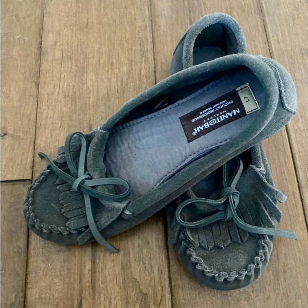 Womens size 7 grey Manitobah Mukluks